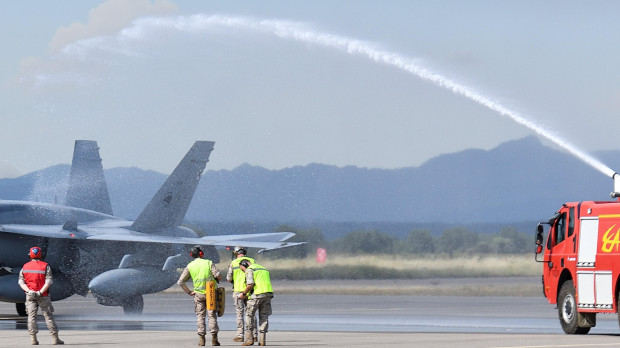 Arco de agua en honor de un F-18 del Ala de Gando (Gran Canaria)