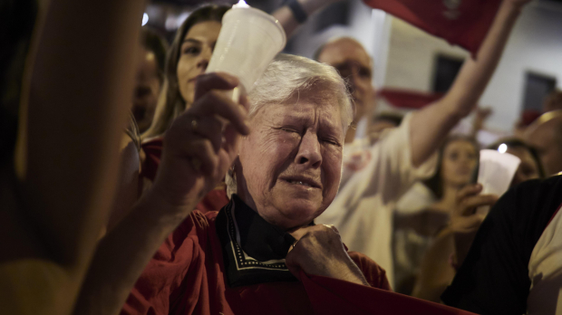 Una mujer se emociona durante el ‘Pobre de mí’ para decir adiós a las fiestas de San Fermín 2023