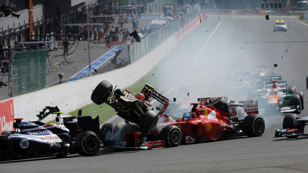 El Lotus de Grosjean pasa por encima del Ferrari de Alonso en la salida del GP de Bélgica de 2012