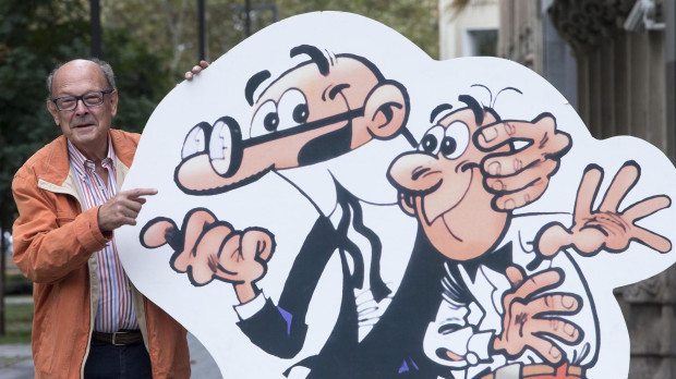 El dibujante Francisco Ibañez, posa con sus personajes, Mortadelo y Filemón