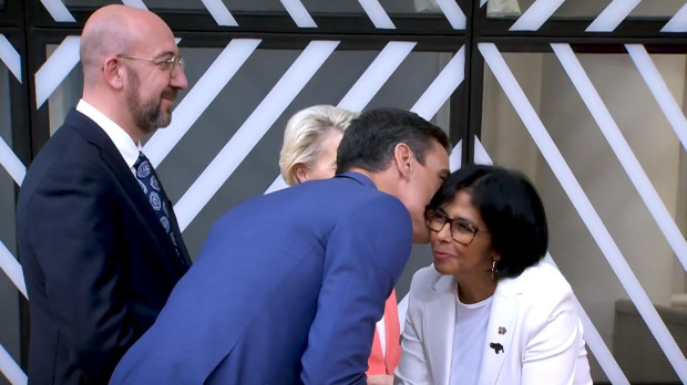 Pedro Sánchez saludando a Delcy Rodríguez