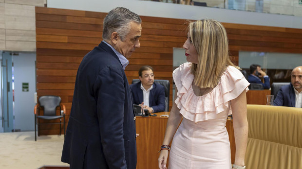 La presidenta de la Junta de Extremadura, María Guardiola, y el portavoz de Vox en Extremadura, Ángel Pelayo Gordillo, hablan durante el primer pleno de la XI legislatura en la Asamblea de Extremadura donde Pelayo ha sido designado como senador autonómico, en virtud del acuerdo para la formación del Ejecutivo autonómico que suscribieron PP y Vox, junto a Guillermo Fernández Vara, propuesto por el PSOE, este jueves en Mérida. EFE/ Jero Morales