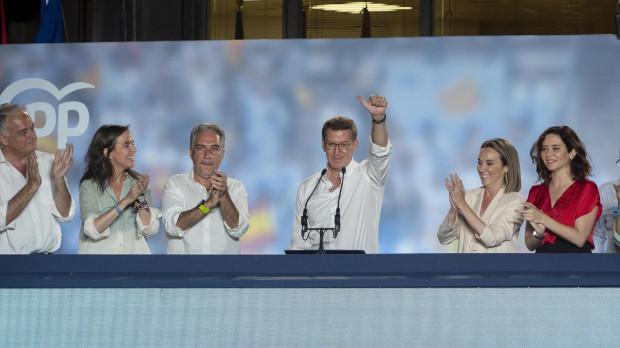 El coordinador general del PP nacional, Elías Bendodo (3i), el candidato del PP a la Presidencia del Gobierno de España, Alberto Núñez Feijóo (c), la secretaria general del Partido Popular, Cuca Gamarra (2i), y la presidenta de la Comunidad de Madrid, Isabel Díaz Ayuso (d), durante el seguimiento de la jornada electoral de los comicios generales en la sede del PP en la calle Génova, a 23 de julio de 2023, en Madrid (España). Todos los españoles han sido llamados hoy, 23 de julio de 2023, para elegir a sus representantes para los próximos cuatro años. Están en juego 350 escaños en el Congreso y 208 en el Senado (ya que 57 de los 265 senadores lo son por designación autonómica), que tendrán que elegir al próximo Gobierno. 23 JULIO 2023;23J;ELECCIONES;RESULTADOS;JULIO;GENERALES;PRESIDENTE Alberto Ortega / Europa Press 24/7/2023