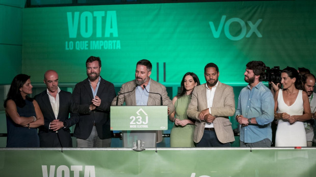 El vicepresidente de Acción Política de Vox, Jorge Buxadé (2i), el portavoz de Vox en el Congreso, Iván Espinosa de los Monteros (3i), el candidato de Vox a la Presidencia del Gobierno de España, Santiago Abascal (c), el secretario general de Vox, Ignacio Garriga (3d), el vicepresidente de la Junta de Castilla y León, Juan García-Gallardo (2d), y la líder de Vox en la Comunidad de Madrid, Rocío Monasterio (d), durante el seguimiento de la jornada electoral de los comicios generales en la sede de Vox, a 23 de julio de 2023, en Madrid (España). Todos los españoles han sido llamados hoy, 23 de julio de 2023, para elegir a sus representantes para los próximos cuatro años. Están en juego 350 escaños en el Congreso y 208 en el Senado (ya que 57 de los 265 senadores lo son por designación autonómica), que tendrán que elegir al próximo Gobierno