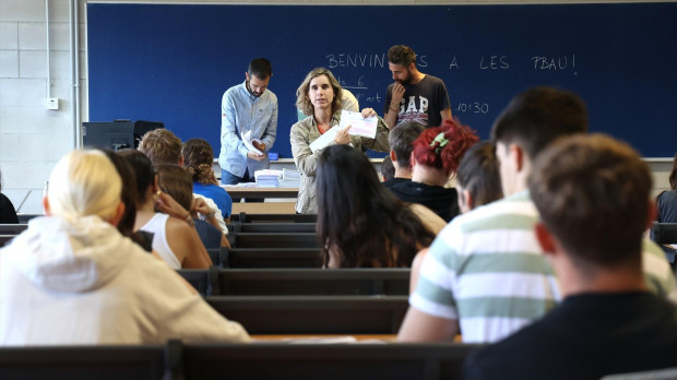 Profesores reparten uno de los exámenes de las pruebas de acceso a la universidad en la Universidad de Islas Baleares