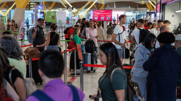 Varias personas en la terminal T4 del aeropuerto Adolfo Suárez-Madrid Barajas