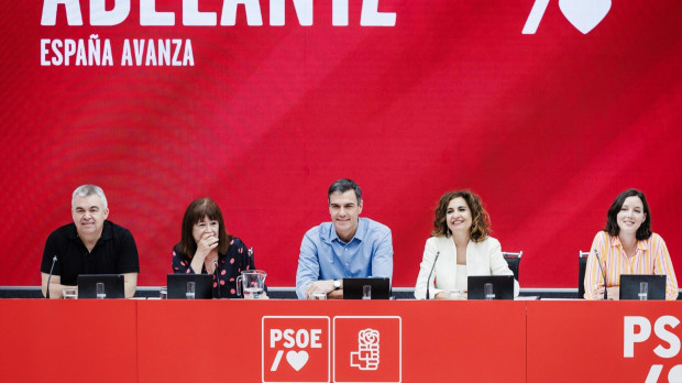(I-D) El secretario de Organización del Partido Socialista, Santos Cerdán; la vicepresidenta primera del Senado y presidenta del PSOE, Cristina Narbona; el presidente del Gobierno de España y secretario general del PSOE, Pedro Sánchez; la ministra de Hacienda, María Jesús Montero, y la secretaria de Igualdad de la Ejecutiva Federal del PSOE y diputada nacional, Andrea Fernández, durante la reunión de la Comisión Ejecutiva Federal del PSOE tras las elecciones generales del 23J, a 24 de julio de 2023, en Madrid (España). El partido socialista ha pasado a ser la segunda fuerza política tras las elecciones celebradas ayer, domingo 23 de julio, ganadas por el PP, aunque los socialistas han crecido casi cuatro puntos en porcentaje de voto y suman dos diputados más que en 2019. Pese a todo, Pedro Sánchez aún tiene opciones de retener el gobierno si logra que le apoyen en una hipotética investidura ERC, Bildu y el PNV, mientras que Junts opta por abstención. La formación ha sido la más votada en Cataluña, País Vasco, Extremadura, Navarra y Canarias. 24 JULIO 2023;MADRID;REUNIÓN;COMISION EJECUTIVA FEDERAL;24 DE JULIO Carlos Luján / Europa Press 24/7/2023