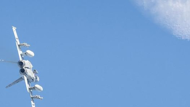 Espectacular imagen de un F-18 con la silueta ed la luna al fondo