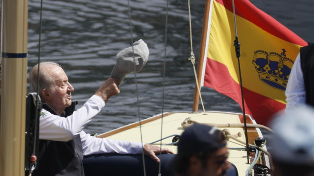 El Rey emérito Juan Carlos I a bordo del Bribón, este sábado