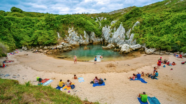 Playa de Gulpiyuri, Asturias