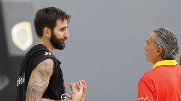 Ricky Rubio charla con Sergio Scariolo durante un entrenamiento de la selección