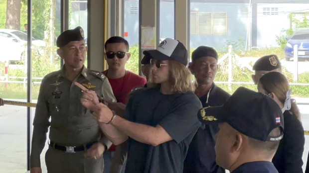 Una foto proporcionada por la Policía de Tailandia muestra a Daniel Sancho Bronchalo, escoltado por agentes de policía tailandeses durante una recreación del crimen en la isla de Koh Phangan.