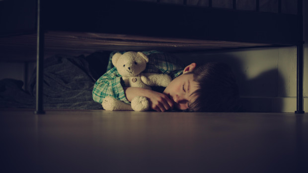 Niño en un orfanato