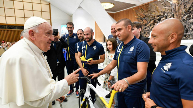 El Papa Francisco ha recibido a los ciclistas del equipo Athletica Vaticana que compitieron este fin de semana en el Mundial de ciclismo