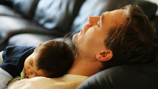 Padre e hijo durmiendo la siesta