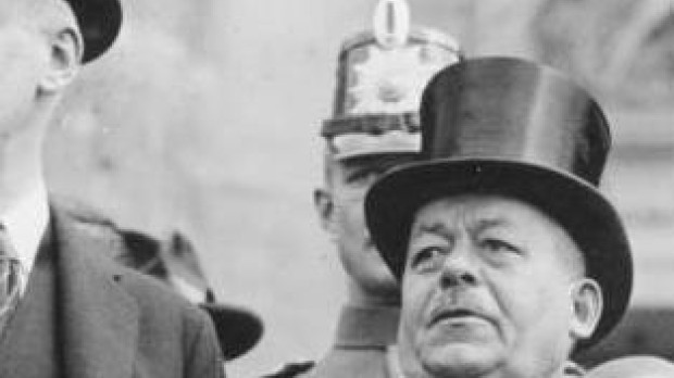 Cuno (izquierda) con el presidente del Reich Ebert en la ceremonia de constitución frente al Reichstag (1923)
