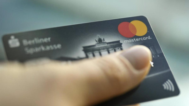 Una persona sujeta una tarjeta Mastercard