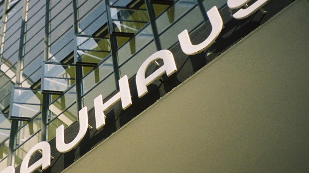 La entrada al bloque de talleres de la Bauhaus de Dessau, 2005