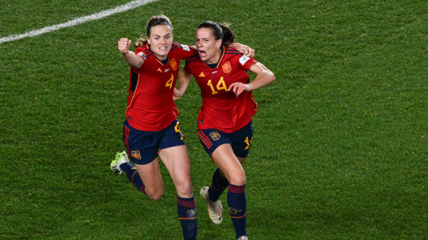 Irene Paredes y Laia Codina celebran el segundo gol de España