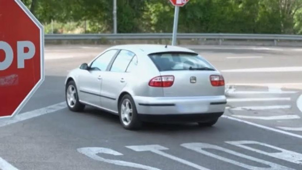 La DGT ha instalado varias cámaras radar para verificar que los coches hacen bien los Stop
