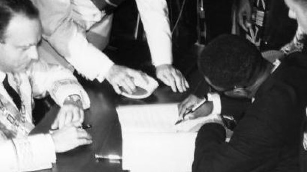 Manuel Fraga y Macías Nguema firmando el Acta de Independencia de Guinea Ecuatorial