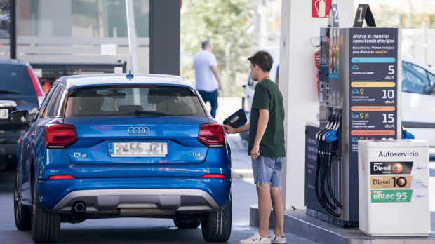 Una persona reposta en una gasolinera en Móstoles.