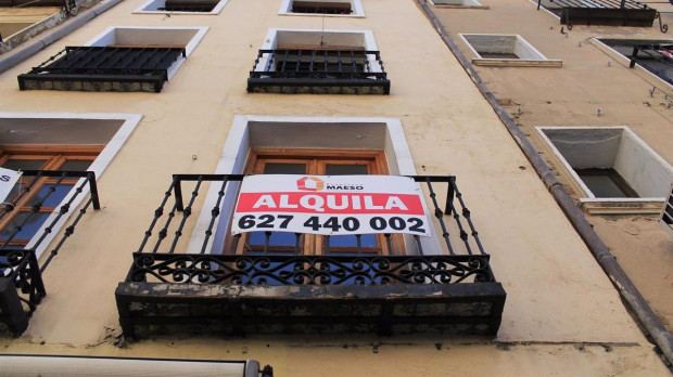 Vivienda con el cartel de se alquila