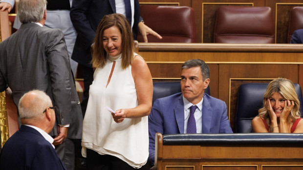 (I-D) El diputado de Sumar, Félix Alonso, la presidenta del Congreso, Francina Armengol, el presidente del Gobierno en funciones y secretario general del PSOE, Pedro Sánchez, y la líder de Sumar y vicepresidenta segunda y Ministra de Trabajo y Economía Social en funciones, Yolanda Díaz, durante la votación de la Sesión Constitutiva de la XV Legislatura en el Congreso de los Diputados, a 17 de agosto de 2023, en Madrid (España). Los diputados de la formación han llegado a la Cámara Baja tras celebrar una reunión interna en la que han decidido apoyar a la candidata socialista a la Presidencia del Congreso. El Congreso de los Diputados y el Senado surgidos de las elecciones generales del 23 de julio celebran hoy sus sesiones constitutivas, las primeras de la legislatura. Hoy toman posesión de sus cargos los 350 diputados elegidos en los comicios del 23 de julio, acatando la Constitución, y votando a los nueve miembros de la Mesa de la Cámara. Al no estar aún constituidos los órganos de la Cámara se ha configurado una Mesa de Edad para dirigir esta sesión. 17 AGOSTO 2023;CONGRESO;MESA;CONSTITUCIÓN;ELECCIONES;DIPUTADOS;SESIÓN Eduardo Parra / Europa Press 17/8/2023