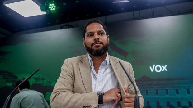 El secretario general de Vox, Ignacio Garriga, durante una rueda de prensa tras las elecciones generales del 23J, en la sede del partido, a 24 de julio de 2023, en Madrid (España). La jornada electoral del 23J deja a Vox como la cuarta fuerza política en la Comunidad de Madrid con cinco diputados, dos menos de los logrados en las últimas elecciones generales, si bien mejora ostensiblemente los resultados logrados en la región el 28 de mayo, pues duplica los votos logrados en los comicios autonómicos por su candidata, Rocío Monasterio. Así la formación de Santiago Abascal ha obtenido 498.537 votos en la circunscripción de Madrid, lo que representa el 14,01% de los apoyos y se traduce en cinco escaños, dos menos que en 2019, cuando aglutinó el 18,33% de los votos y 653.476 apoyos. 24 JULIO 2023;MADRID;VOX;ELECCIONES 23 DE JULIO Ricardo Rubio / Europa Press 24/7/2023