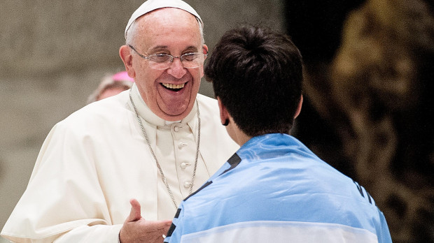 Papa Francisco saluda a un compatriota en el Aula Pablo VI
