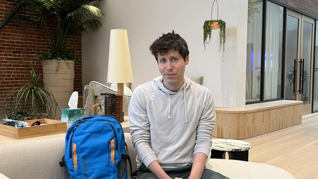 Sam Altman, CEO de OpenAI con su mochila azul