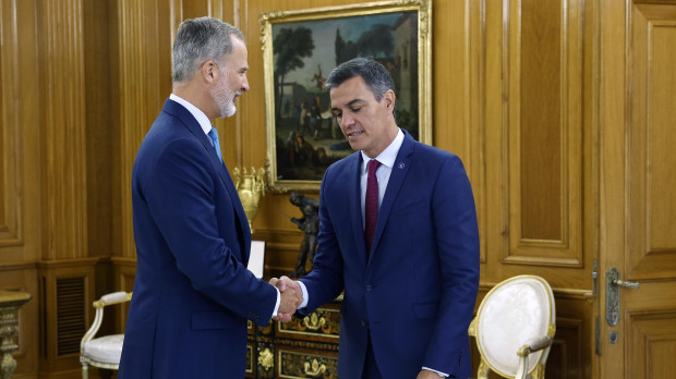 El rey Felipe VI (i) recibe al presidente del Gobierno en funciones y líder del PSOE, Pedro Sánchez