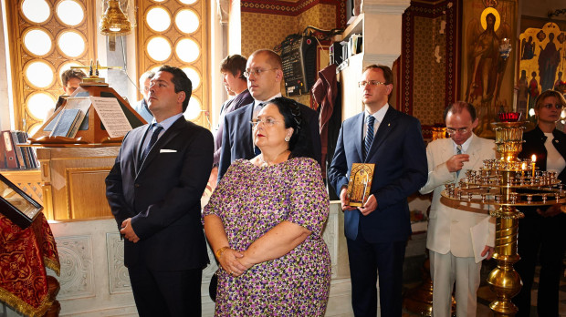 La gran Duquesa Maria Vladimirovna, Jefe de la Casa Imperial Rusa y el Gran Duque Georgi Mikhailovich con Alexander Zakatov, Jefe de la CancillerÃa Imperial Rusa en la iglesia para la celebración de los 400 años de la dinastÃa Romanov en Yalta, Ucrania
