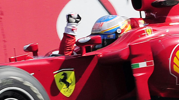 Fernando Alonso celebra su victoria el Gran Premio de Italia de 2010