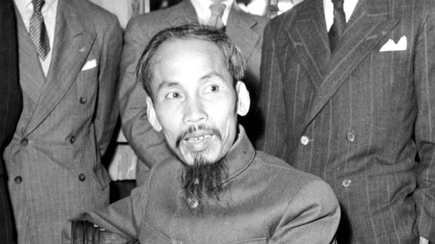 Ho Chi Minh (1890-1969) Presidente del Gobierno Revolucionario Indochino Con Pham Vong Dand el 22 de junio de 1946 en París