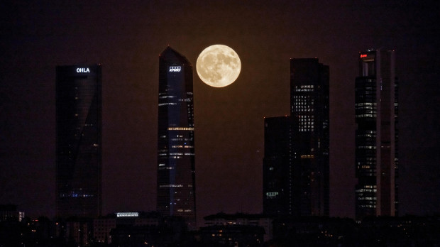 Imagen de la superluna azul sobre las cuatro torres de Madrid