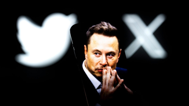 Elon Musk junto a los símbolos de Twitter y X