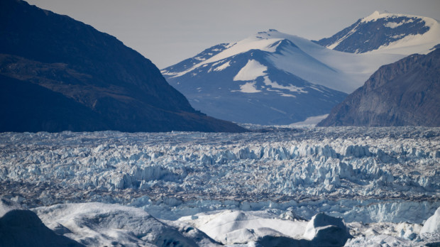 Icebergs liberados por uno de los glaciares más grandes de Groenlandia