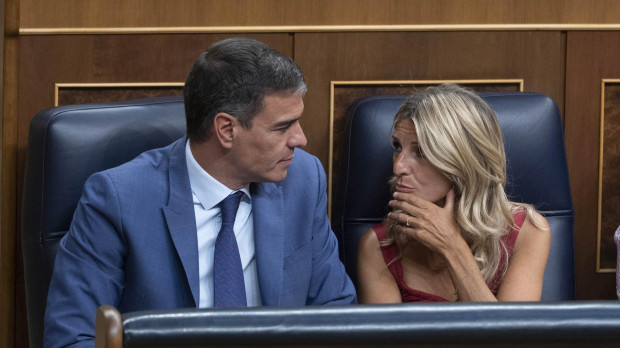 La ministra de Trabajo en funciones, Yolanda Díaz, dialoga con el presidente en funciones, Pedro Sánchez.