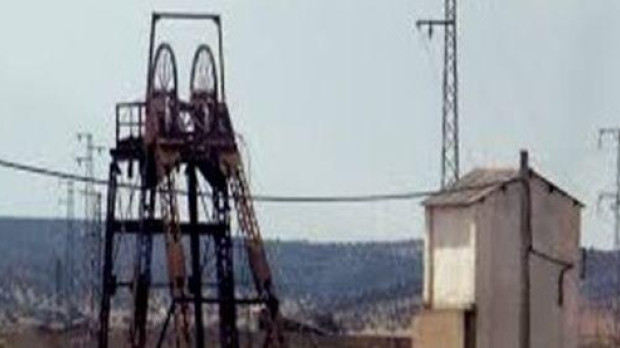 Foto antigua de la cantera con el sistema de extracción del pozo o cazoleta. (1949)