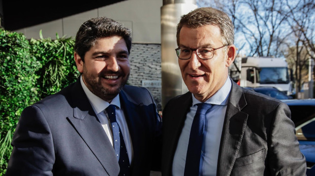 El presidente de la Región de Murcia, Fernando López Miras (i) y el presidente del PP, Alberto Núñez Feijóo (d), se saludan a su llegada a un desayuno informativo de Europa Press, en el Hyatt Regency Hesperia Madrid, a 14 de marzo de 2023, en Madrid (España). 14 MARZO 2023;FERNANDO LÓPEZ MIRAS;DESAYUNO;DESAYUNO INFORMATIVO;EUROPA PRESS;MURCIA;EP Carlos Luján / Europa Press (Foto de ARCHIVO) 14/3/2023