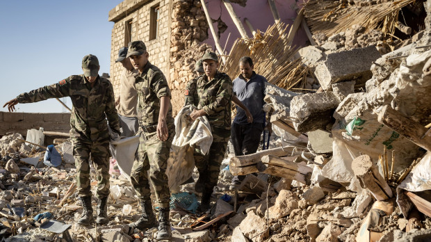 Las Fuerzas Armadas Reales de Marruecos evacuan un cuerpo de una casa en la aldea de montaña de Tafeghaghte
