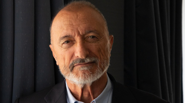 Arturo Pérez-Reverte durante su entrevista con El Debate