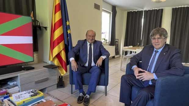 GRAFCAV3212. WATERLOO, 15/09/2023.-El presidente del PNV, Andoni Ortuzar, y Carles Puigdemont, durante la reunión que han reunido esta mañana en Waterloo «para estrechar las relaciones entre EAJ-PNV y Junts y analizar asimismo el complejo panorama político que las elecciones generales del 23 de julio han dejado en el Estado español». EFE/ PNV - SOLO USO EDITORIAL/SOLO DISPONIBLE PARA ILUSTRAR LA NOTICIA QUE ACOMPAÑA (CRÉDITO OBLIGATORIO) -