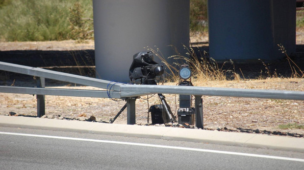 Un radar de velocidad con cámara para fotos oculto