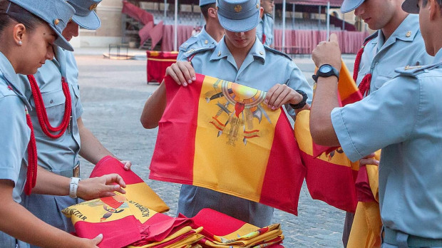 Entrega de la bandera de mochila en la Academia General de Zaragoza