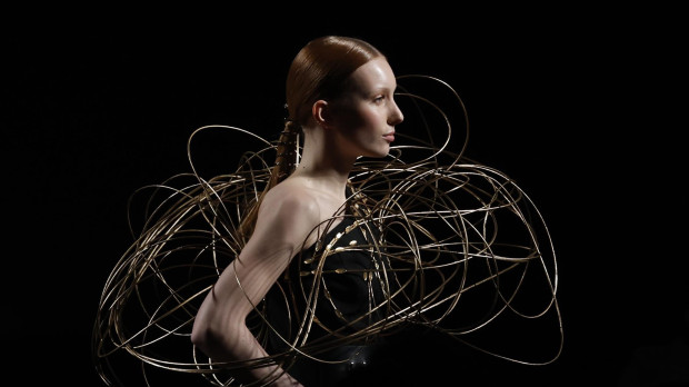 Una modelo luce las creaciones de Isabel Sanchís en la 77.ª edición de la pasarela Mercedes-Benz Fashion Week Madrid (MBFWM), que se celebra en el recinto ferial de Ifema en Madrid