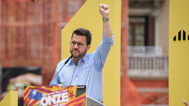 El presidente de la Generalitat de Catalunya, Pere Aragones, interviene en un acto de ERC, con motivo de la Diada, Día de Catalunya, a 11 de septiembre de 2023, en Barcelona, Catalunya (España). El independentismo llega a la Diada hoy con la amnistía en centro del debate y como condición para una hipotética investidura del candidato socialista y presidente en funciones, Pedro Sánchez, tras unos resultados electorales que dieron a ERC y a Junts la llave para facilitar un gobierno de PSOE y Sumar. La Diada de este año arranca con la tradicional ofrenda al monumento de Rafael Casanova en Barcelona, en la que participan partidos e instituciones. 11 SEPTIEMBRE 2023;DIADA;INDEPENDENCIA;CATALUNYA;ESTADO;INDEPENDIENTE;ERC Alberto Paredes / Europa Press 11/9/2023