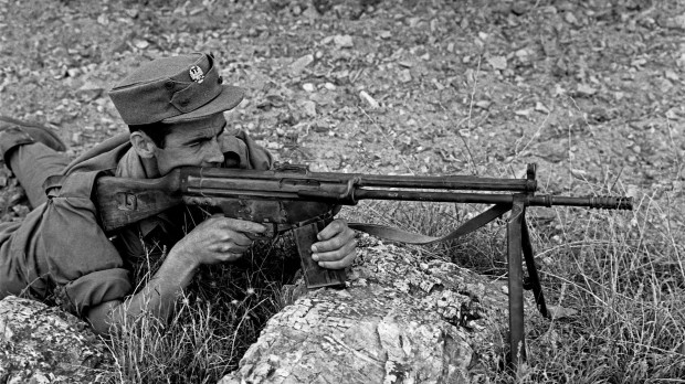 CASTILLA LA MANCHA, ESPAÑA - 13 DE JULIO DE 1959: Desarrollo en la región de La Mancha de la operación militar 'Dulcinea' consistente en una serie de maniobras y ensayos realizados por el ejército para adaptarse al nuevo armamento. Josep Maria Roset (Foto de ARCHIVO) 13/7/1959