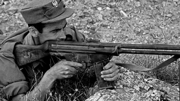 CASTILLA LA MANCHA, ESPAÑA - 13 DE JULIO DE 1959: Desarrollo en la región de La Mancha de la operación militar 'Dulcinea' consistente en una serie de maniobras y ensayos realizados por el ejército para adaptarse al nuevo armamento. Josep Maria Roset (Foto de ARCHIVO) 13/7/1959
